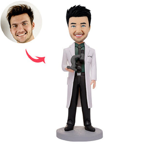 Niestandardowy naukowiec Bobblehead trzymający mikroskop