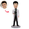 Niestandardowy naukowiec Bobblehead trzymający mikroskop