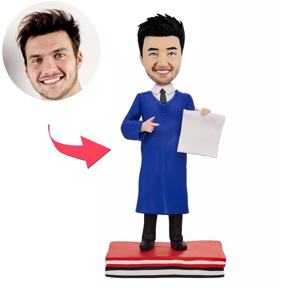 Bobblehead na zakończenie szkoły w niebieskiej sukience akademickiej