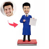 Bobblehead na zakończenie szkoły w niebieskiej sukience akademickiej
