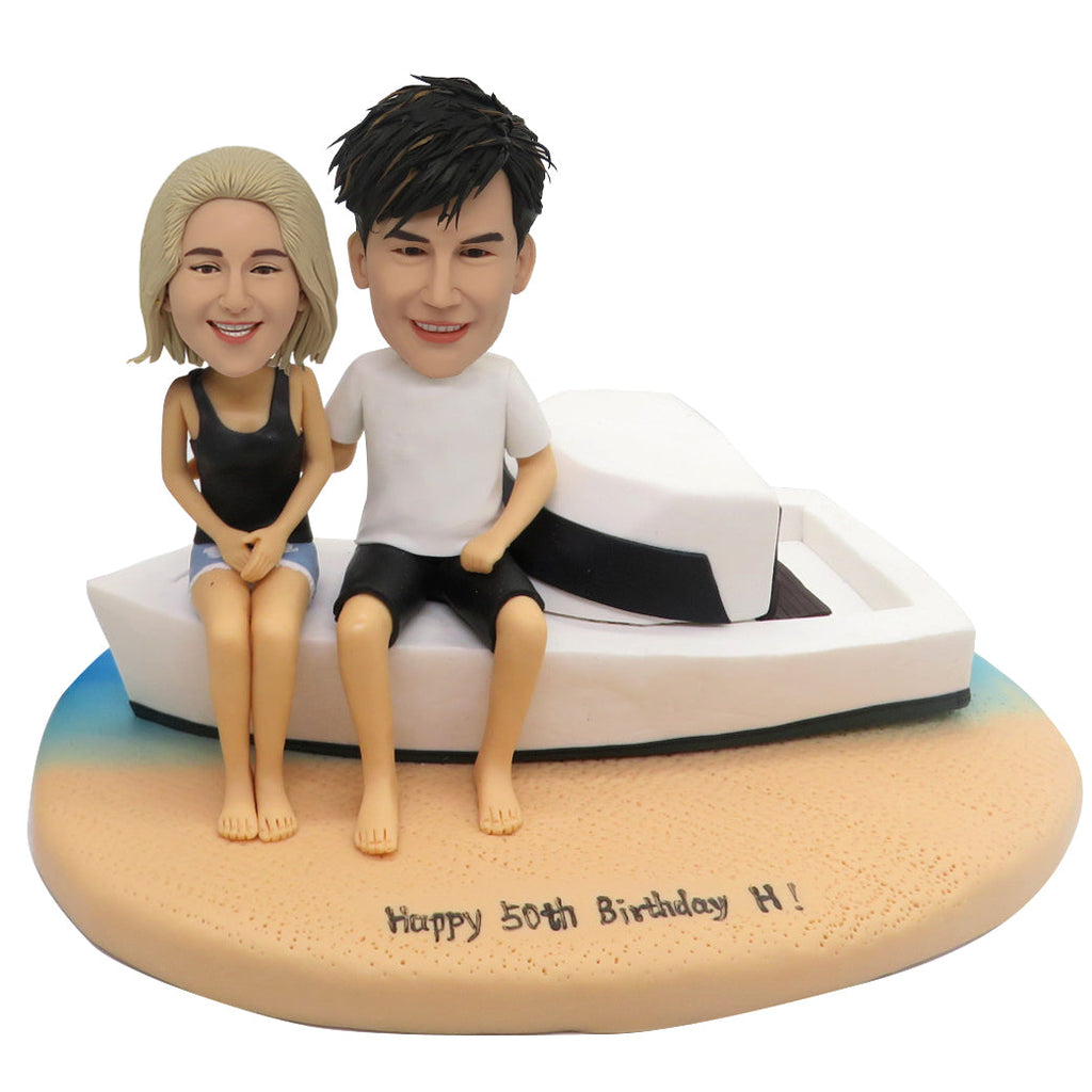 Bobblehead para na plaży z jachtem