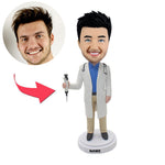 Niestandardowy lekarz Bobblehead trzymający strzykawkę