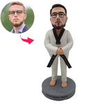 Kiwająca głową postać taekwondo