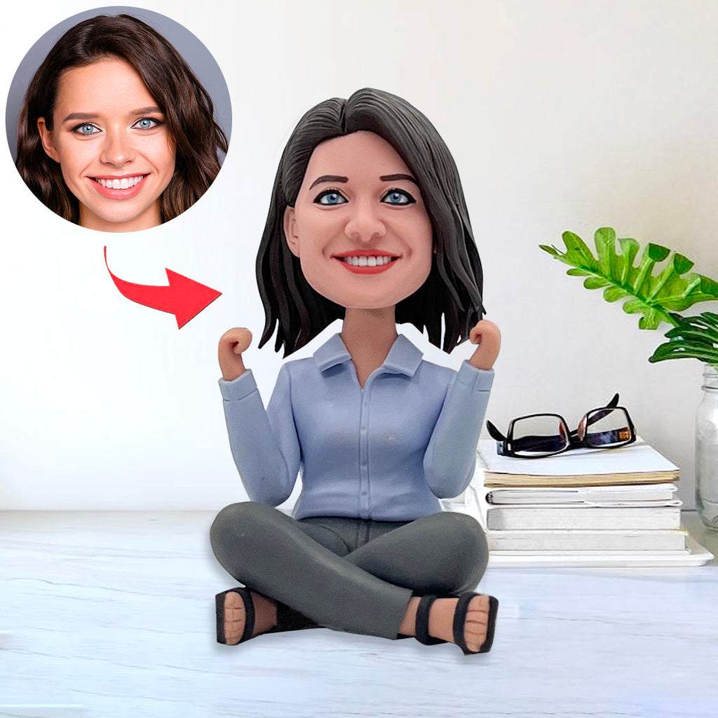 Niestandardowa figurka Bobblehead świętująca, siedząc ze skrzyżowanymi nogami (bez podstawy)