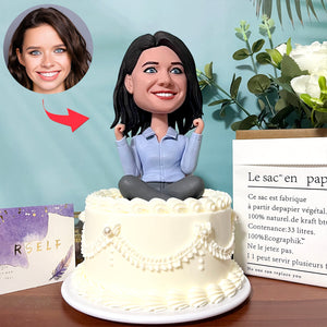 Niestandardowa figurka Bobblehead świętująca, siedząc ze skrzyżowanymi nogami (bez podstawy)
