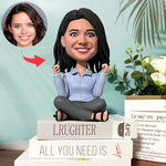 Niestandardowa figurka Bobblehead świętująca, siedząc ze skrzyżowanymi nogami (bez podstawy)