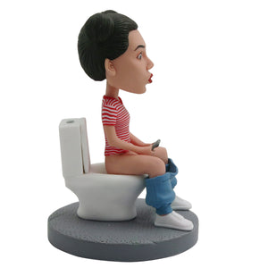 Niestandardowe zabawne kobiety Bobbleheads siedzą w toalecie