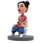 Niestandardowe zabawne kobiety Bobbleheads siedzą w toalecie