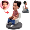 Niestandardowe zabawne kobiety Bobbleheads siedzą w toalecie