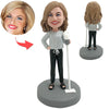 Niestandardowa mama sprzątająca Bobblehead za pomocą odkurzacza