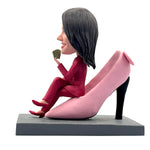 Niestandardowa elegancka dama Bobblehead siedząca na wysokich obcasach