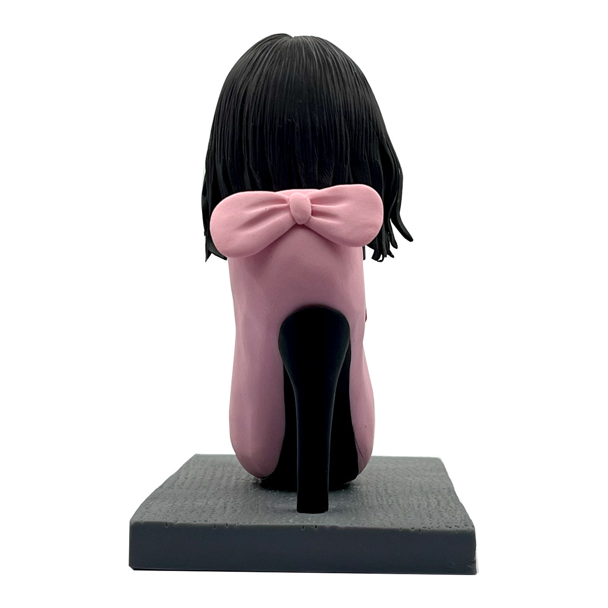 Niestandardowa elegancka dama Bobblehead siedząca na wysokich obcasach