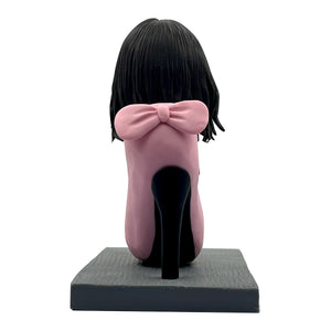 Niestandardowa elegancka dama Bobblehead siedząca na wysokich obcasach
