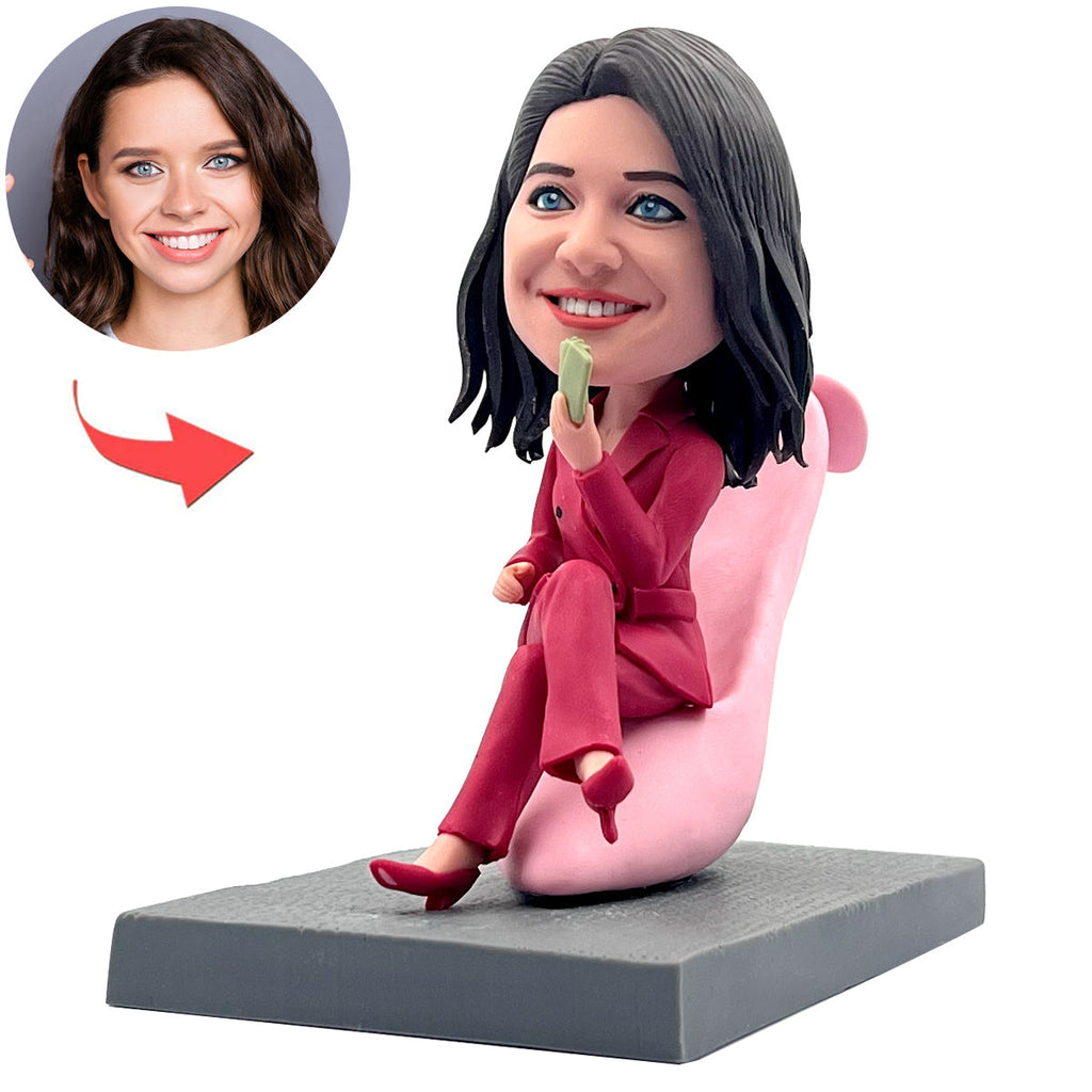 Niestandardowa elegancka dama Bobblehead siedząca na wysokich obcasach
