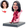 Niestandardowa elegancka dama Bobblehead siedząca na wysokich obcasach