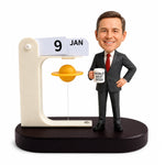 Spersonalizowany kalendarz biurkowy dla szefa z figurką bobblehead na zamówienie