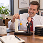 Spersonalizowany kalendarz biurkowy dla szefa z figurką bobblehead na zamówienie