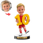 Personalizowana figurka chłopca trzymającego numer 10