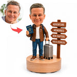 Personalizowany, wykonywany na zamówienie bobblehead na emeryturę o tematyce podróżnej z obrotową podstawą muzyczną 360°