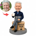 Personalizowana figurka bobblehead na emeryturę z kubkiem kawy