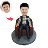 Niestandardowy mężczyzna siedzący na bobbleheadach na sofie