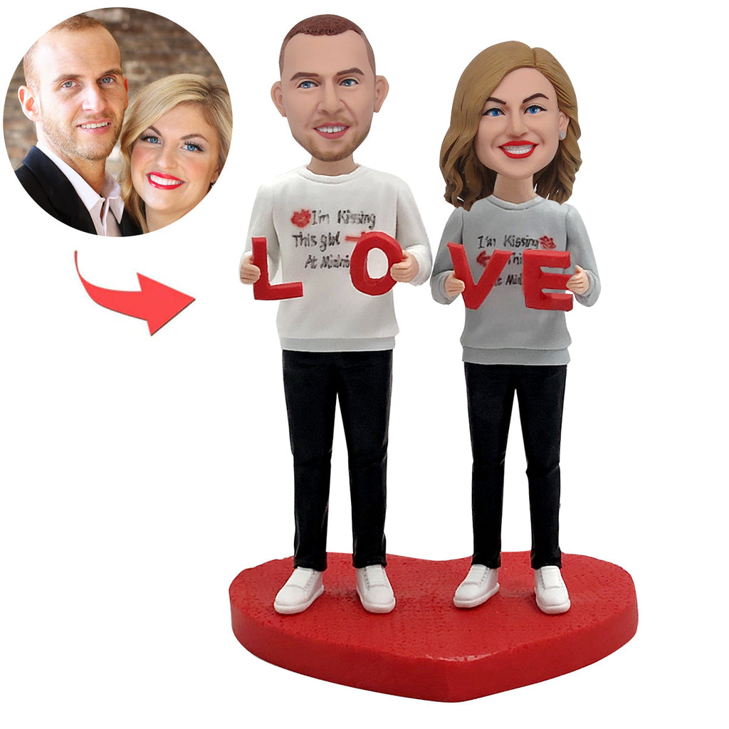 Niestandardowa figurka pary z napisem „LOVE”