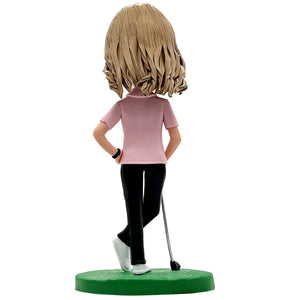 Szczęśliwa żeńska figurka golfowa w różowej koszuli