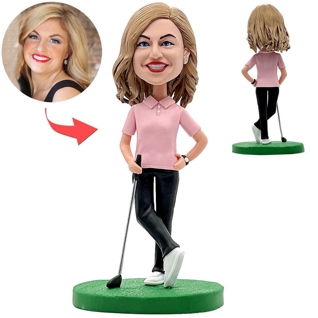 Szczęśliwa żeńska figurka golfowa w różowej koszuli
