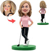 Szczęśliwa żeńska figurka golfowa w różowej koszuli