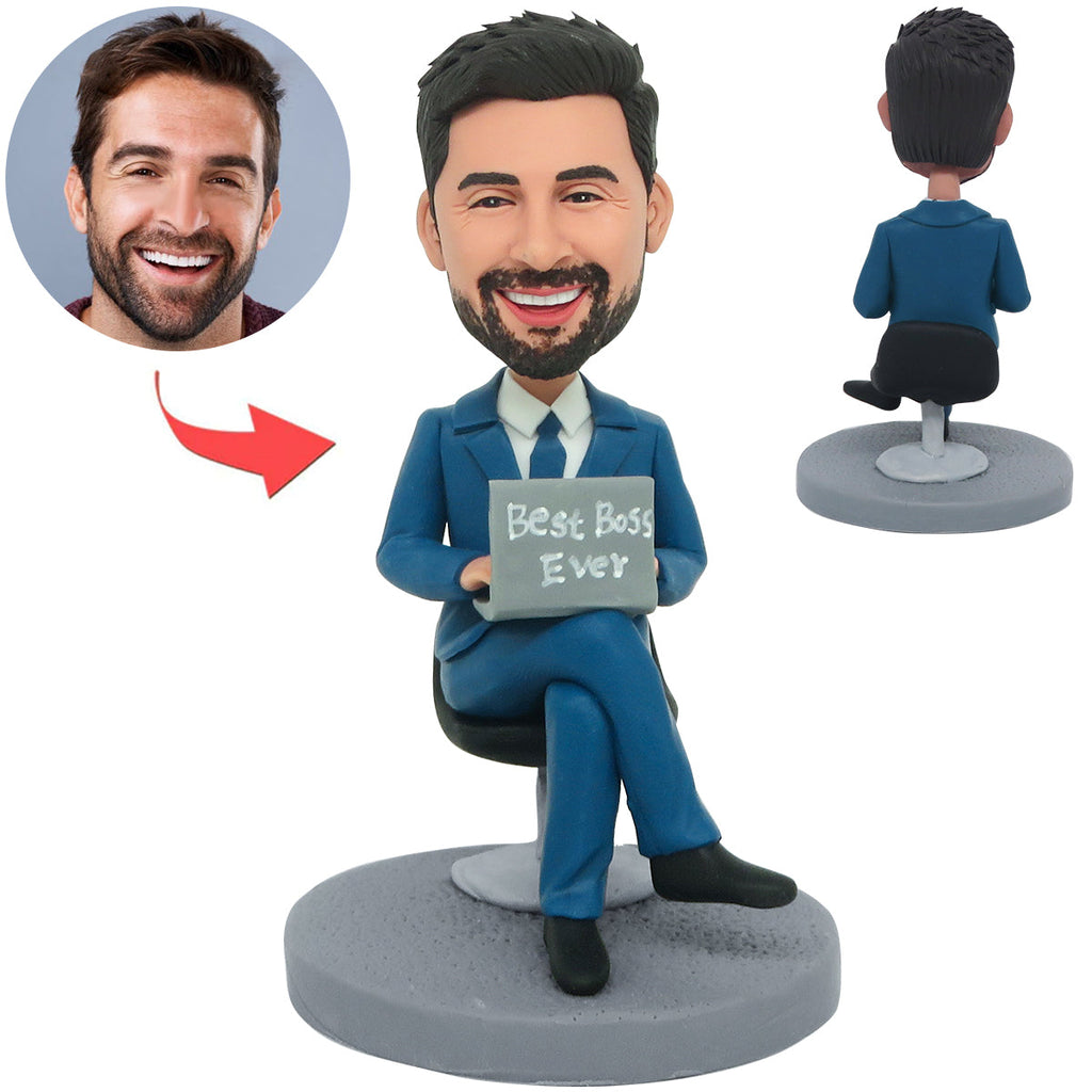 Męski szef pracujący z komputerową niestandardową figurką Bobblehead