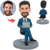 Męski szef pracujący z komputerową niestandardową figurką Bobblehead