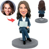 Niestandardowa szefowa Bobblehead pracująca z laptopem