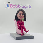 Niestandardowa elegancka dama Bobblehead siedząca na wysokich obcasach