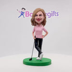 Szczęśliwa żeńska figurka golfowa w różowej koszuli