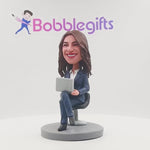 Niestandardowa szefowa Bobblehead pracująca z laptopem