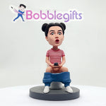 Niestandardowe zabawne kobiety Bobbleheads siedzą w toalecie