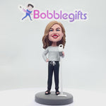 Niestandardowa mama sprzątająca Bobblehead za pomocą odkurzacza