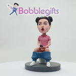 Niestandardowe zabawne kobiety Bobbleheads siedzą w toalecie