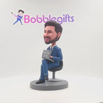 Męski szef pracujący z komputerową niestandardową figurką Bobblehead